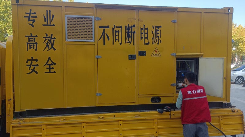 衡东柴油发电机组和UPS电源配合使用时，如何避免切换过程中的电力中断？